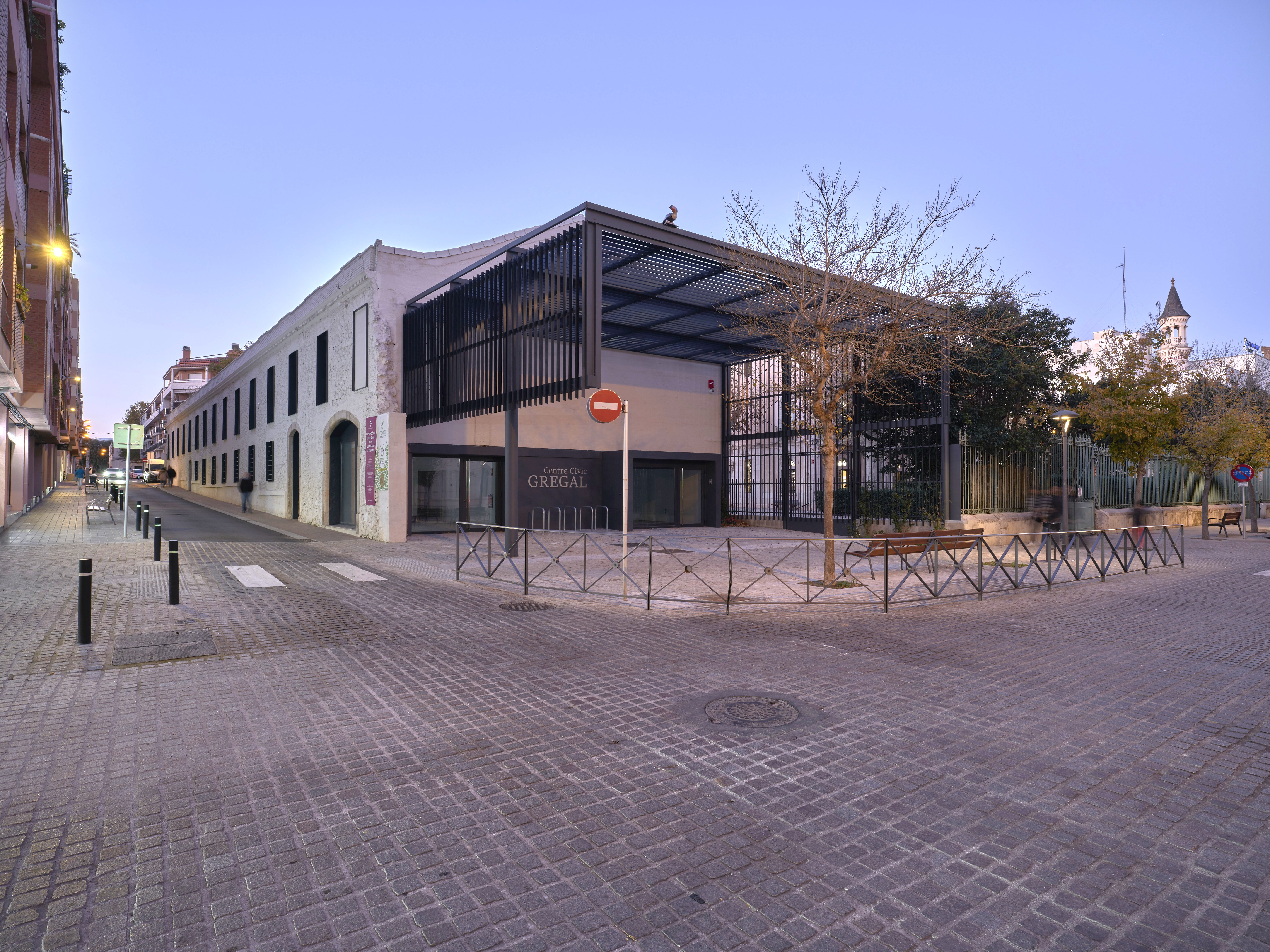 Façana de l'edifici del Centre Cívic Gregal, és un edifici que fa cantonada de l'illa. I la foto està feta des del xamfrà oposat.